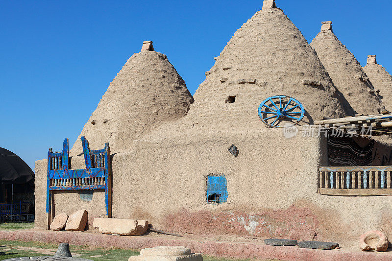 土耳其Sanli Urfa Harran的传统锥形房屋。传统的泥砖建筑顶部有圆顶屋顶，由泥和回收的砖建造。